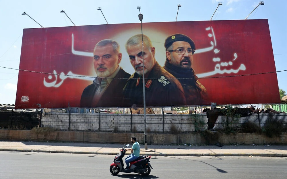 Một tấm biển có hình lãnh đạo chính trị Hamas Ismail Haniyeh (trái), Tư lệnh lực lượng tinh nhuệ Quds thuộc Quân đoàn Vệ binh Cách mạng Hồi giáo Iran (IRGC) - Tướng Qasem Soleimani (giữa), và chỉ huy cấp cao của Hezbollah Fuad Shukr tại Lebanon. Ảnh: AFP