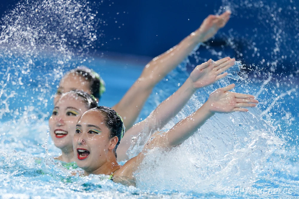 Đội bơi nghệ thuật Nhật Bản đang trình diễn các động tác đồng bộ.