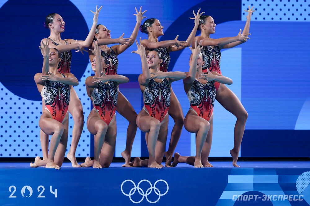 ...Họ xinh như những diễn viên ballet, sức bền, dẻo dai, tinh thần đồng đội, bơi giỏi, giữ thăng bằng giỏi.