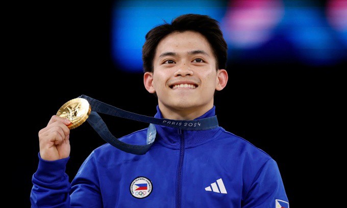 Carlos Yulo nhận HC vàng nhảy chống tại Olympic Paris trong nhà thi đấu Bercy, Pháp, ngày 4/8/2024. Ảnh: Rappler