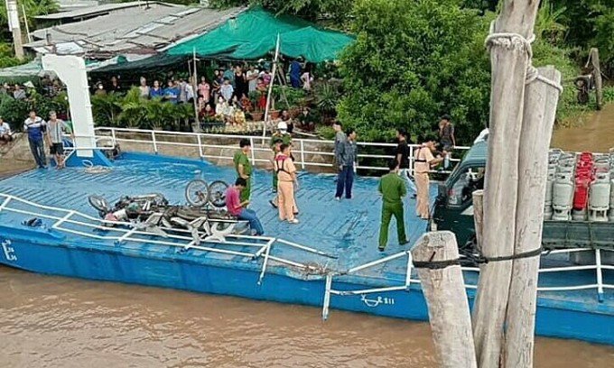 Tàu chở hàng tông lật phà chở khách trên sông Vàm Nao