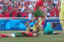 Bóng đá - Bi hài Olympic: Fan Morocco &quot;xé lưới&quot; Tây Ban Nha, trọng tài chấn thương rời sân