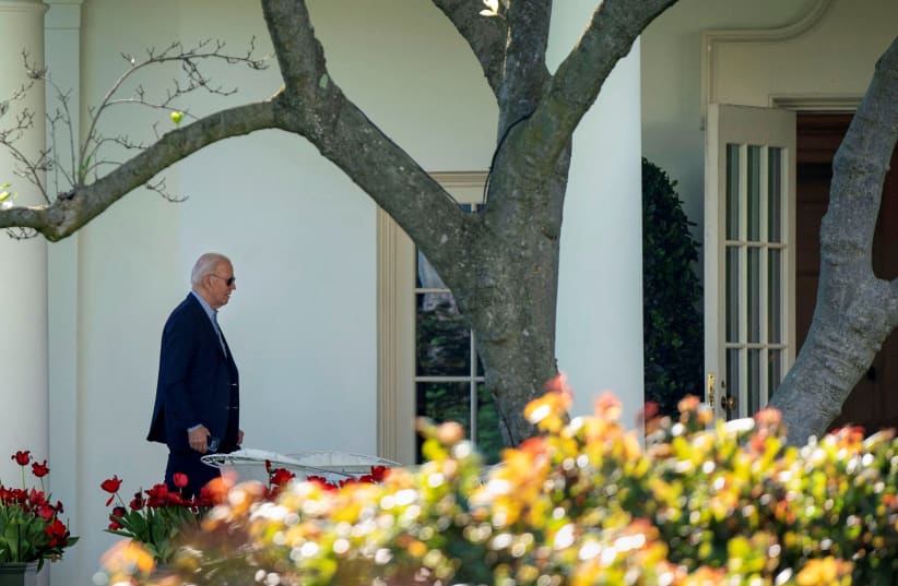 Tổng thống Mỹ Joe Biden bước tới Phòng Bầu dục ở Nhà Trắng vào ngày 13/4/2024. Ảnh: Reuters.