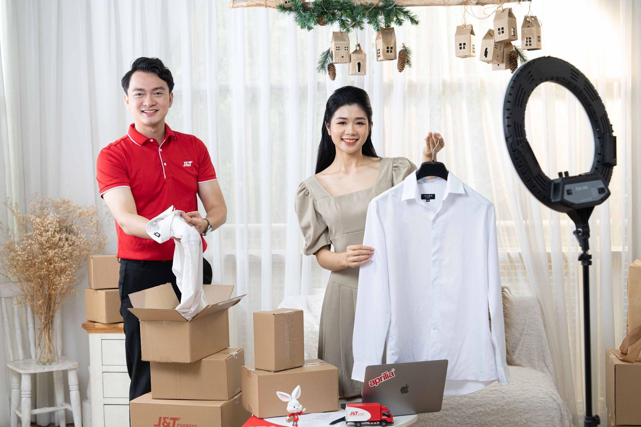 Nhân viên J&amp;T Express hỗ trợ chủ shop trong mùa cao điểm.