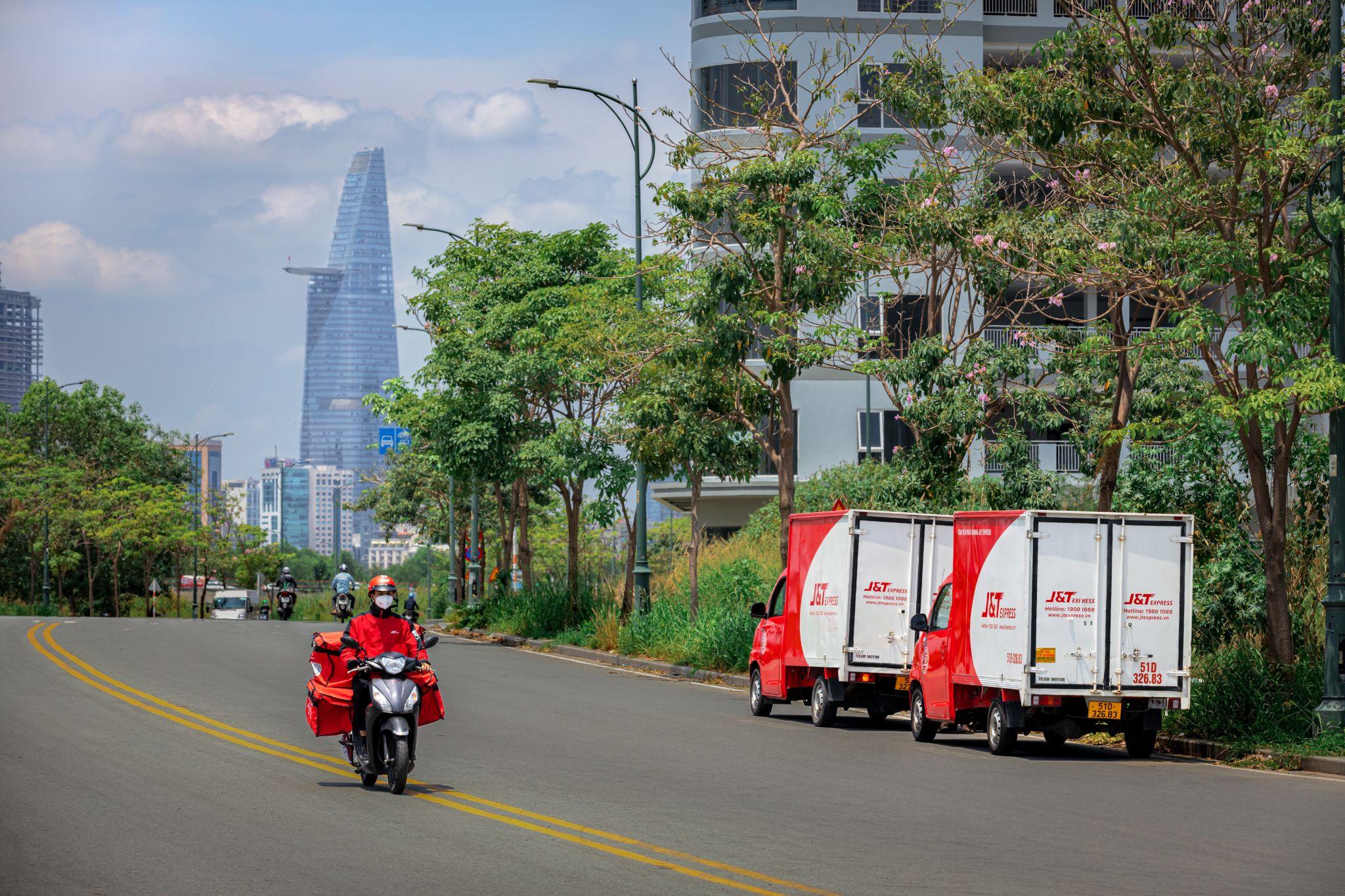 Một shipper J&amp;T đang trên đường giao hàng