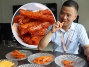 Bạn trẻ - Cuộc sống - Người đàn ông được trả gần 7 triệu/ngày nhờ nếm thử đồ ăn vặt