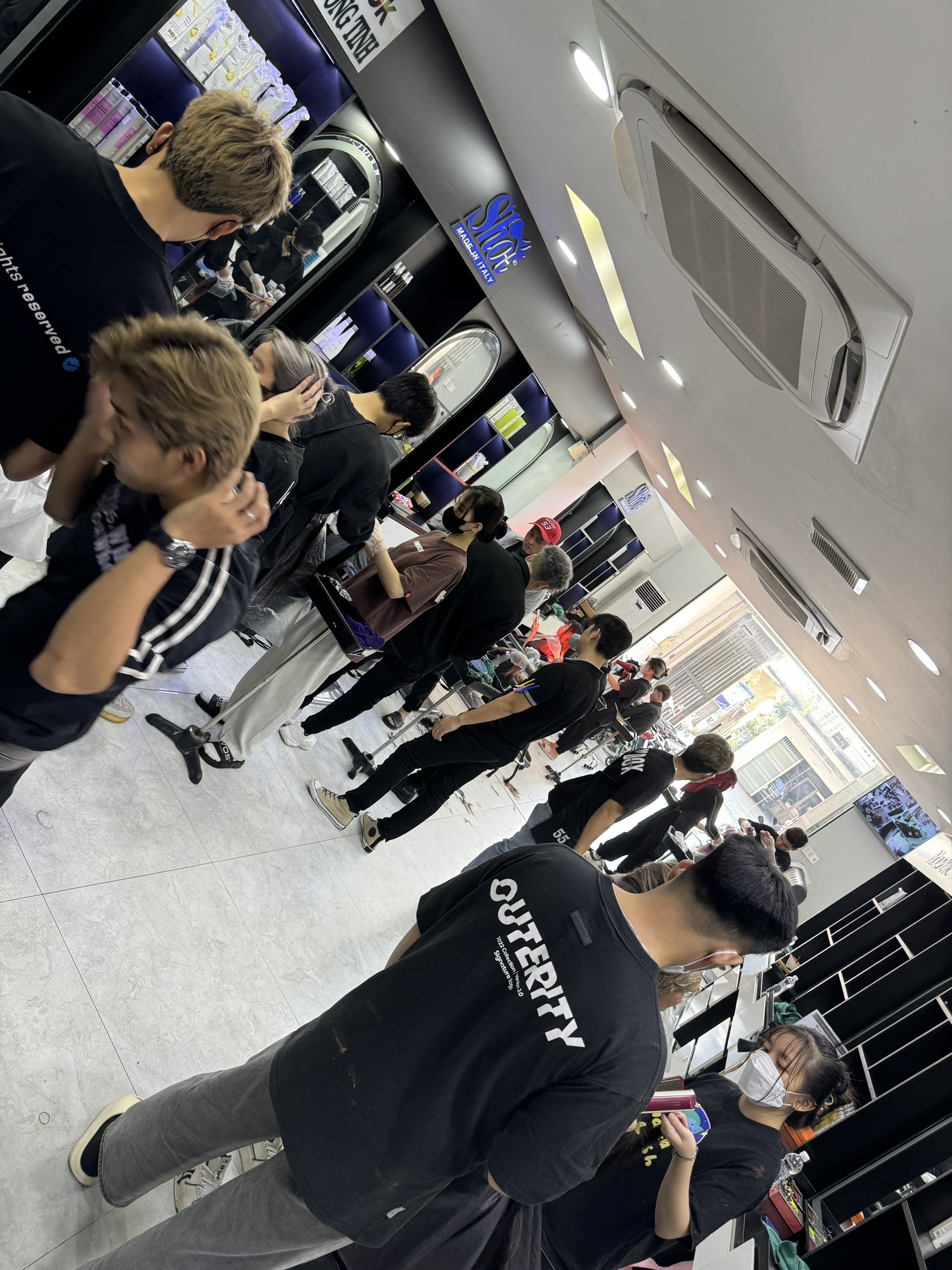 Salon hair Hùng Đông Tinh luôn thu hút khách đến tạo mẫu tóc cho vẻ đẹp của mình.