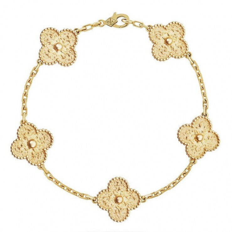 Bảo Thy tô điểm phong cách bằng vòng tay Van Cleef &amp; Arpels Vintage Alhambra chất liệu vàng 18K, tiêu tốn 4.900 USD (124 triệu đồng).
