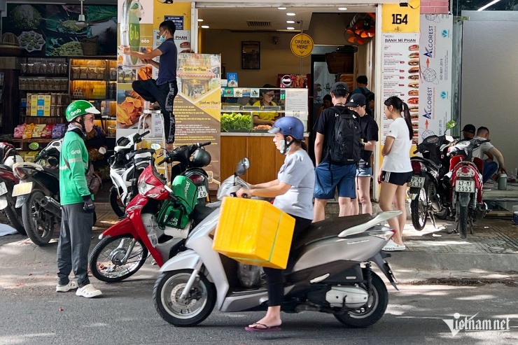 Một tiệm bánh mì ở TP Nha Trang bị cảnh báo dư lượng thuốc trừ sâu trong rau. Ảnh: Xuân Ngọc