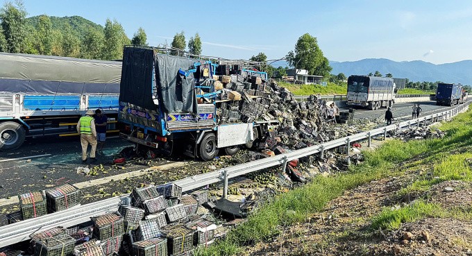 Hiện trường tai nạn trên cao tốc Vĩnh Hảo - Phan Thiết, sáng 7/8. Ảnh: Phạm Tư