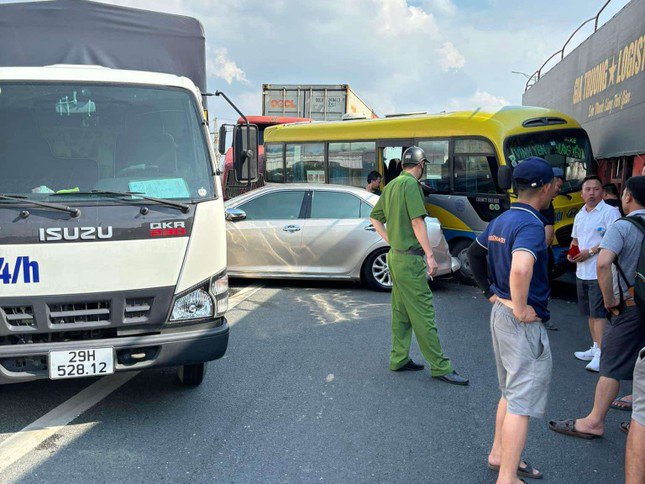 Tai nạn liên hoàn 5 ô tô trên đường lên cầu Thăng Long, giao thông ùn tắc kéo dài