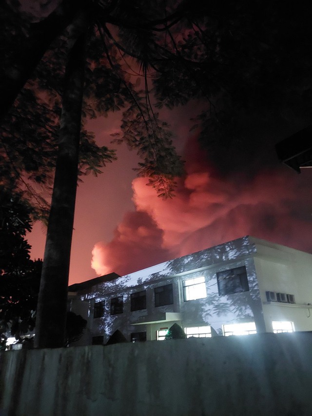 Cháy lớn tại Khu công nghiệp Bàu Xéo, Đồng Nai: Ngọn lửa dữ dội bùng sáng, hàng trăm chiến sĩ cứu hỏa dập lửa