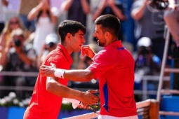 Djokovic khiến đàn em "tắt điện" ở Olympic, Alcaraz hứa "đòi nợ" tại US Open