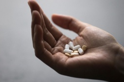 Bạn trẻ - Cuộc sống - Bị mẹ ép uống thuốc tâm thần, chàng trai phát hiện điều đáng sợ