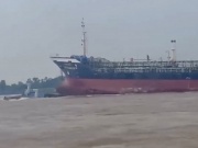 Tin tức trong ngày - Vụ tàu chở hàng va chạm phà ở sông Vàm Nao: Phà không được phép chở ô tô