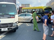 Tin tức trong ngày - Hà Nội: 5 ô tô tai nạn liên hoàn ở đường dẫn lên cầu Thăng Long