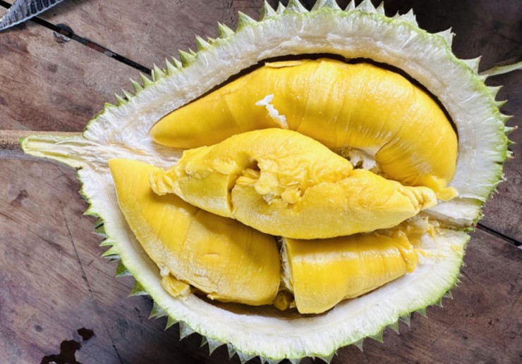 Sầu riêng Musang King được rao bán với giá rẻ. Ảnh: Mạnh Khương