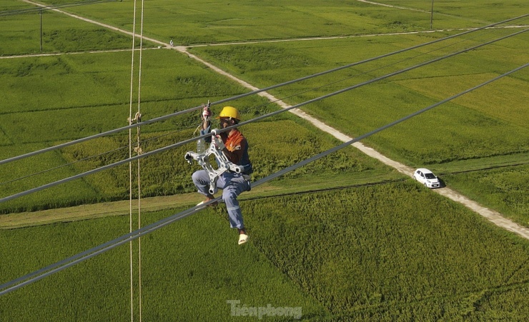 Clip &#39;người nhện&#39; đi như xiếc trên đường dây 500kV qua Hà Tĩnh - 5