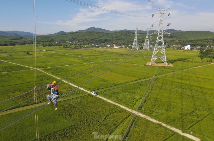 Người nhện trên cung đường dây: Vượt gian nan, thách thức để cấp điện miền Bắc