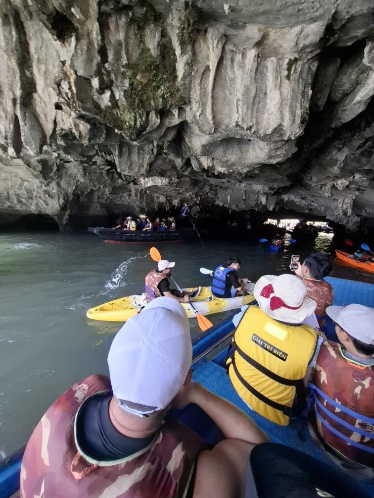  Chèo thuyền khám phá hang  Luồn là hoạt động du khách ưa thích.  
