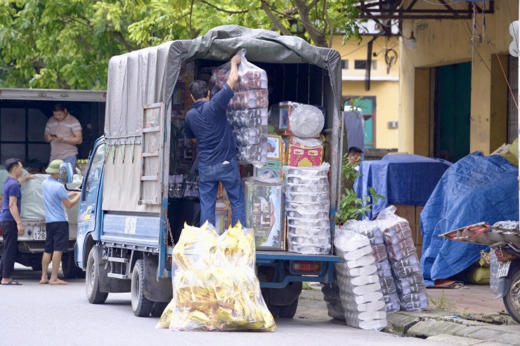 Biệt thự, xe sang cho người cõi âm lên kệ phục vụ Rằm tháng 7 - 1