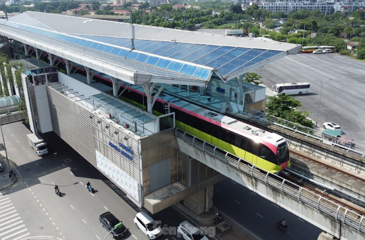 Khai trương tuyến tàu điện Nhổn - Ga Hà Nội: Người dân nô nức lên tàu trải nghiệm