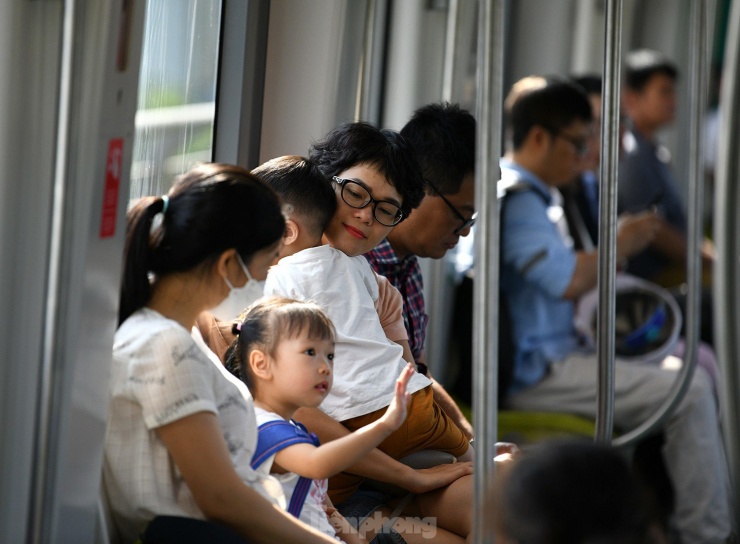 Khai trương tuyến tàu điện Nhổn - Ga Hà Nội: Người dân nô nức lên tàu trải nghiệm