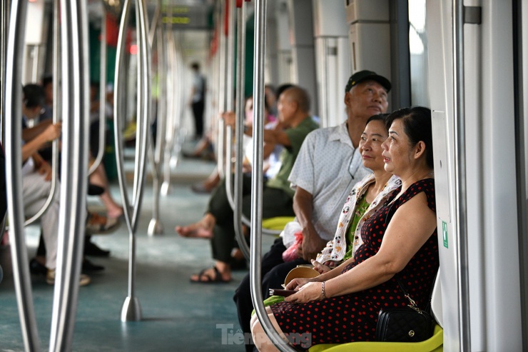 Khai trương tuyến tàu điện Nhổn - Ga Hà Nội: Người dân nô nức lên tàu trải nghiệm