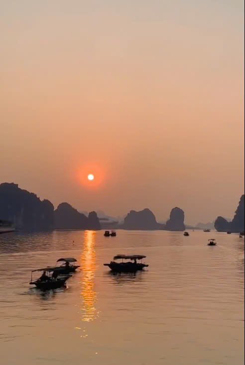 Vịnh Hạ Long bình yên và thơ mộng trong ánh chiều tà.