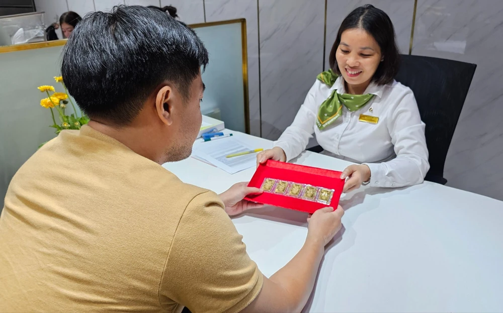 Khách hàng cần chờ 3 ngày mới mua được một lượng vàng miếng SJC tại Vietcombank. Ảnh: T.L