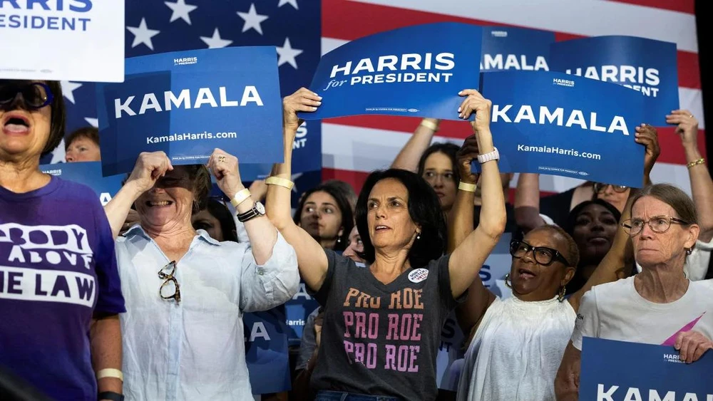 Những người ủng hộ Phó Tổng thống Mỹ Kamala Harris. Ảnh: REUTERS