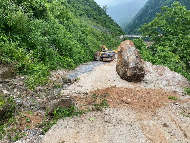 Tai nạn kinh hoàng: Đá lăn trên QL12, 1 lái máy xúc tử vong thảm thương