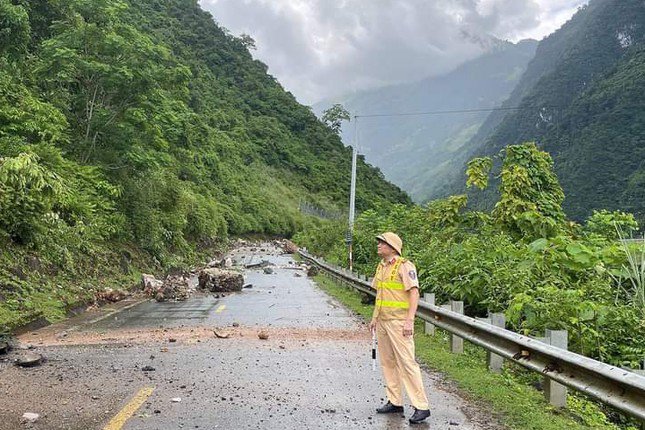 Tai nạn kinh hoàng: Đá lăn trên QL12, 1 lái máy xúc tử vong thảm thương