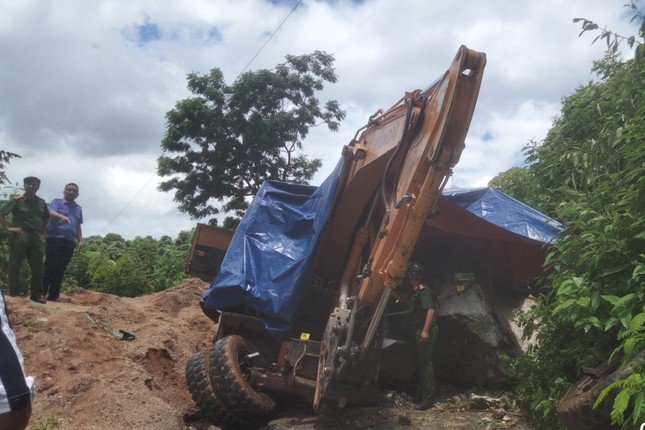 Tai nạn kinh hoàng: Đá lăn trên QL12, 1 lái máy xúc tử vong thảm thương