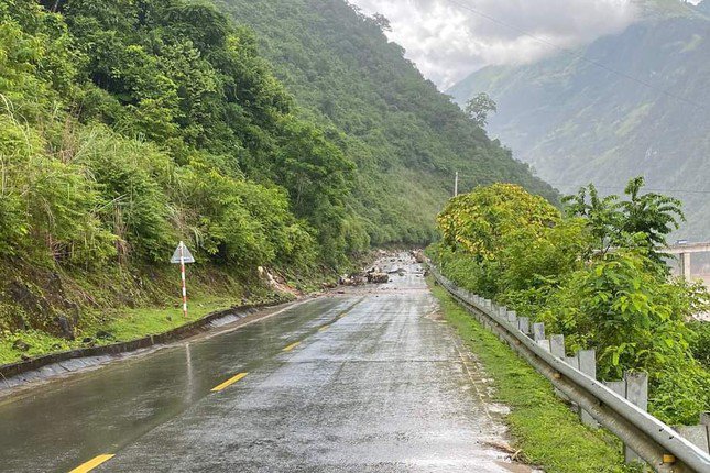 Tai nạn kinh hoàng: Đá lăn trên QL12, 1 lái máy xúc tử vong thảm thương