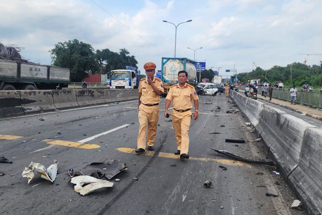 Vụ tai nạn liên hoàn kinh hoàng ở cầu Phú Mỹ: Xe tải tông hàng loạt phương tiện, 2 xe cháy rụi