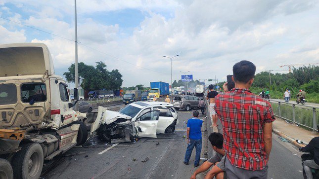 Vụ tai nạn liên hoàn nghiêm trọng trên cầu Phú Mỹ: Xe tải tông hàng loạt ô tô, 3 phương tiện bốc cháy