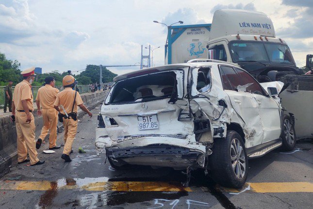 Vụ tai nạn liên hoàn nghiêm trọng trên cầu Phú Mỹ: Xe tải tông hàng loạt ô tô, 3 phương tiện bốc cháy