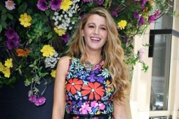 Thời trang - Blake Lively hóa 'cây hoa di động' trên phố New York