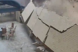 Clip: Nổ khí gas, tòa nhà 2 tầng đổ sập khiến 3 người tử vong