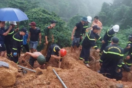 Mưa lũ hoành hành, đe dọa trực tiếp đến tính mạng người tham gia giao thông trên quốc lộ Hà Giang