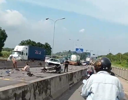 Tai nạn kinh hoàng trên cầu Phú Mỹ: Gần chục xe va chạm, bốc cháy dữ dội