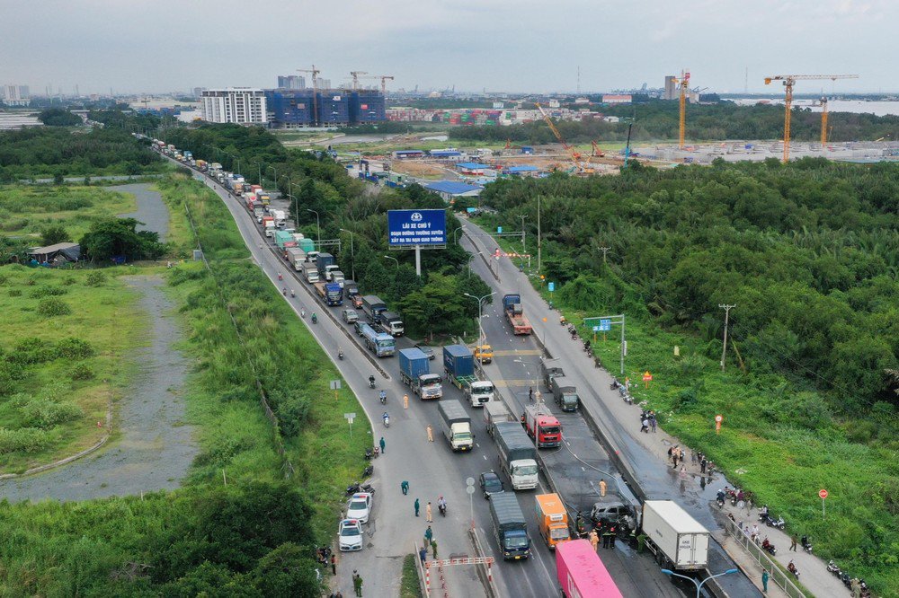 Tai nạn kinh hoàng trên cầu Phú Mỹ: Gần chục xe va chạm, bốc cháy dữ dội