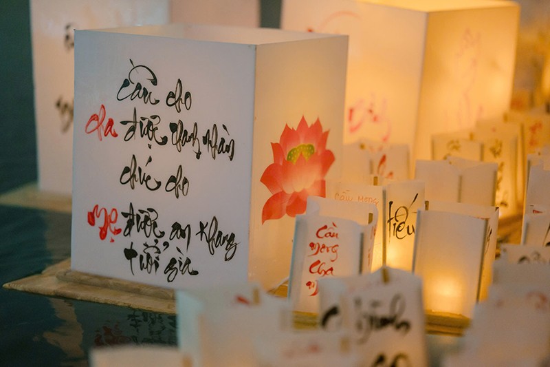Các ngọn đèn hoa đăng cầu bình an cho cha mẹ được thả trên núi Bà Đen