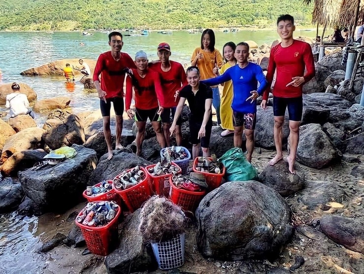 Anh thành lập cộng đồng yêu biển, bảo vệ môi trường và thường xuyên tổ chức các hoạt động lặn biển nhặt rác. Ảnh: Nhân vật cung cấp