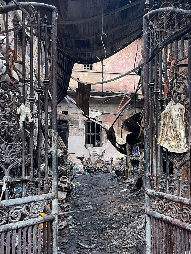 Căn nhà cháy nằm trên khu đất rộng 205 m2 ở số 1 ngách 43/98/31 phố Trung Kính, cách mặt phố khoảng 200 m. Trên khu đất có nhà 2 tầng, một tum gia chủ ở và nhà trọ 3 tầng, mỗi tầng 4 phòng. Khoảng sân lợp mái tôn giữa hai nhà rộng 55 m2 là nơi để xe của người thuê trọ, cũng là cửa hàng sửa xe điện Kim Hùng của con trai gia chủ.