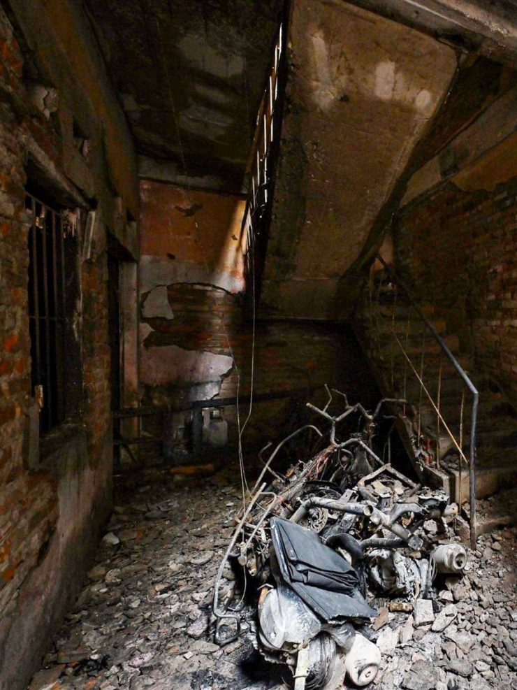 Khu vực cầu thang chung của khu nhà xếp kín các loại xe máy, ảnh chụp hồi tháng 2 năm nay. Cầu thang này lên tầng cao hơn của nhà cho thuê. Đây là khoảng không gian sinh hoạt chung. Sau vụ cháy, khu vực này có nhiều xe máy trơ khung.