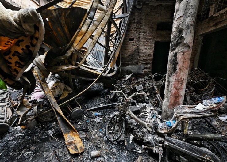 Xe máy xếp thành hàng trên sân, trước nhà gia chủ.