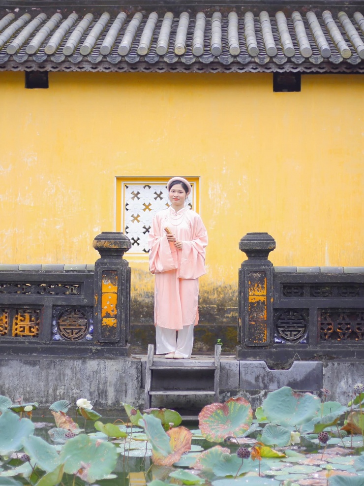 Nhung diện cổ phục tham quan di tích Huế.