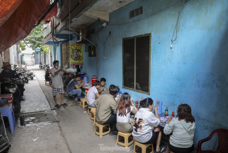 Quán hủ tiếu nằm trong con hẻm nhỏ trên đường Trần Hữu Trang, (Quận Phú Nhuận) được biết đến rộng rãi nhờ hình thức thả dây độc đáo. Quán mở bán từ năm 2020 do tình hình giãn cách trong mùa dịch Covid-19.